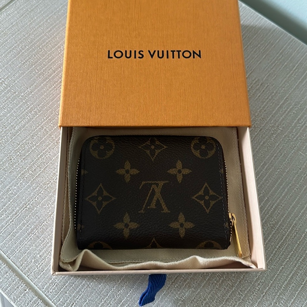 Authentic Louis Vuitton Monogram Zippy Coin purse. In really great condition.